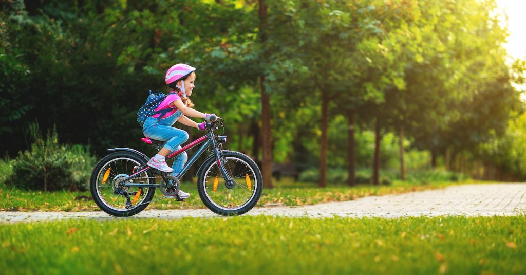 Jak zadbać o bezpieczeństwo dziecka podczas jazdy na rowerze?