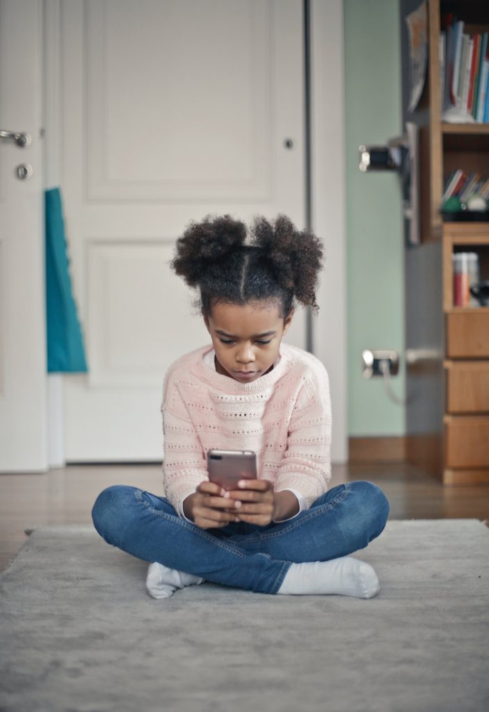 Smartfon i dziecko – jak uczyć malucha rozsądnego korzystania z urządzeń mobilnych